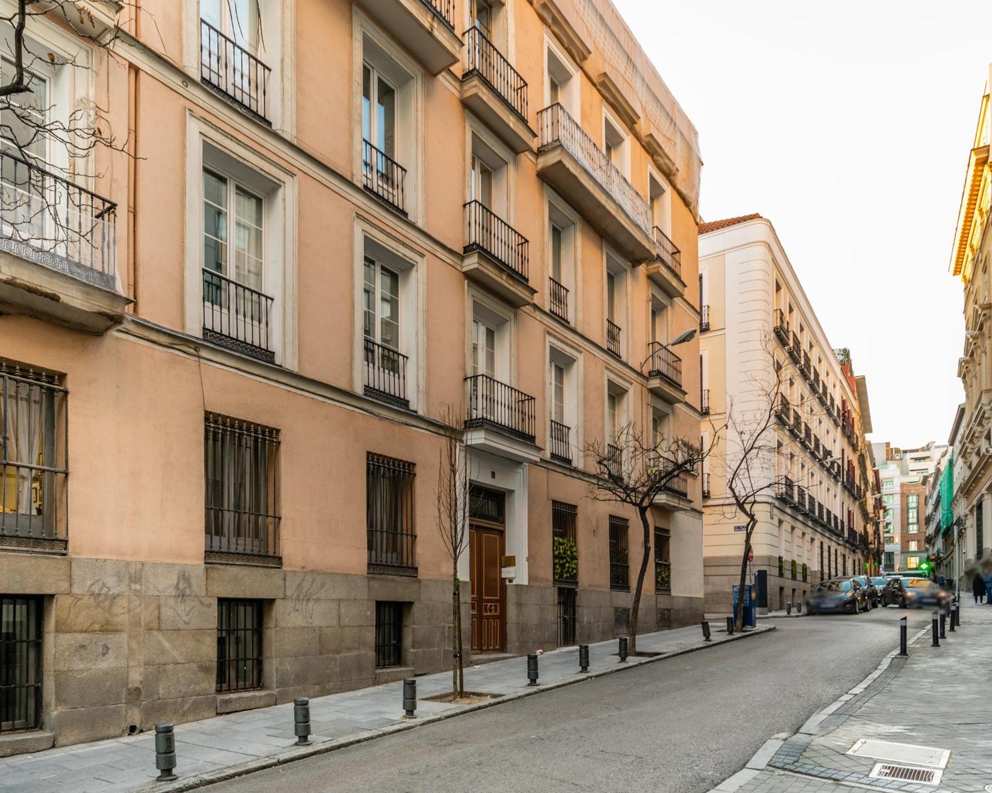 Cozy And Central-1bd 1bth- Cortes Madri